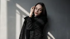 Cosa significa quando una persona preferisce vestirsi solo di nero: tratti psicologici del carattere