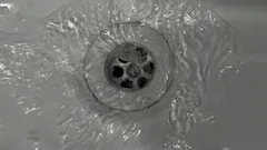 Pulizia degli scarichi della cucina senza prodotti chimici: 3 metodi sicuri per combattere gli ingorghi di grasso