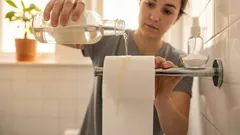 Verso l’aceto su un rotolo di carta igienica e lo metto in un angolo: molti non capiscono perché, ma poi lo rifanno