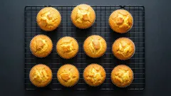 I muffin preparati senza farina con l'aggiunta di un ingrediente speciale risultano morbidi e soffici.