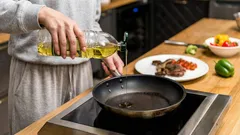 Come evitare gli schizzi di olio durante la cottura: un semplice consiglio culinario che pochi conoscono.