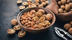 Quali noci sono più salutari: le mandorle o le noci? A questa domanda c’è una risposta chiara