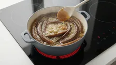 Bollire la buccia di banana con lo zucchero in casa: perché è consigliato e a cosa serve