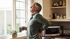 Questi semplici cambiamenti possono liberare la tua schiena dal dolore: il parere degli specialisti