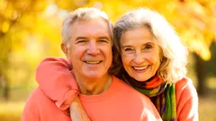 A che età le persone iniziano a invecchiare rapidamente: gli scienziati hanno individuato il periodo preciso della vita